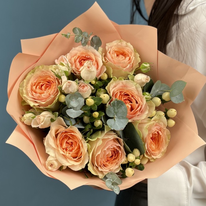 7 пионовидных роз Гравити с кустовой розой